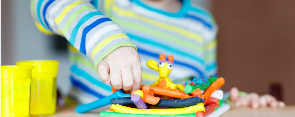 Kembangkan Kemampuan Psikomotor si Kecil Dengan Lilin Mainan Warna-Warni