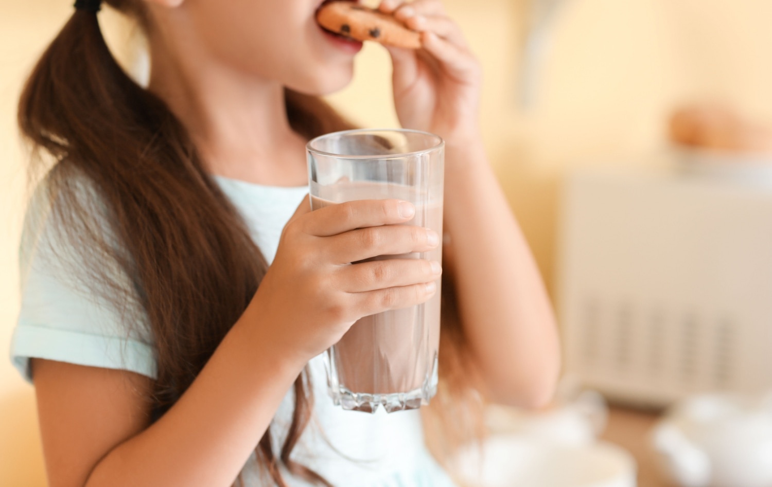 Cara Seru Minum Susu Cokelat Dingin. Si Buah Hati Pasti Suka!