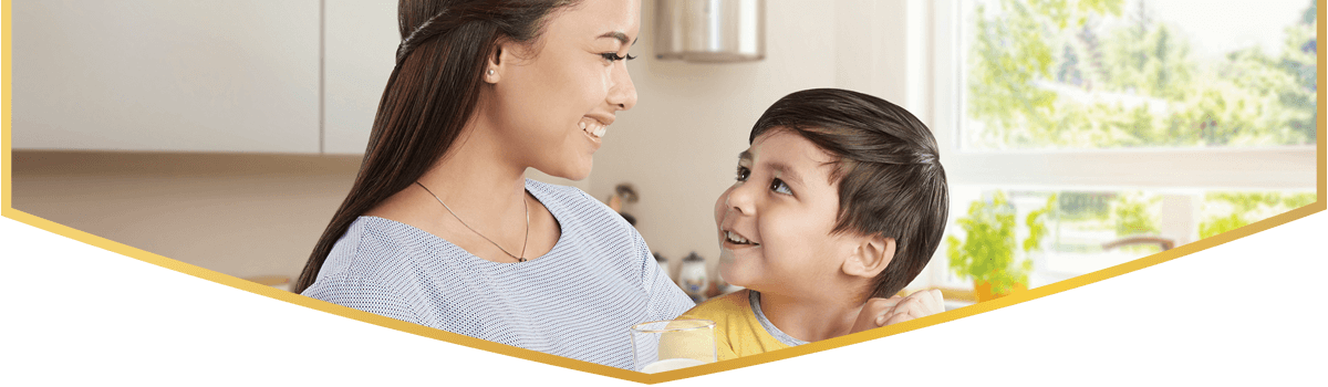 Gambar ibu dan anak sedang minum susu